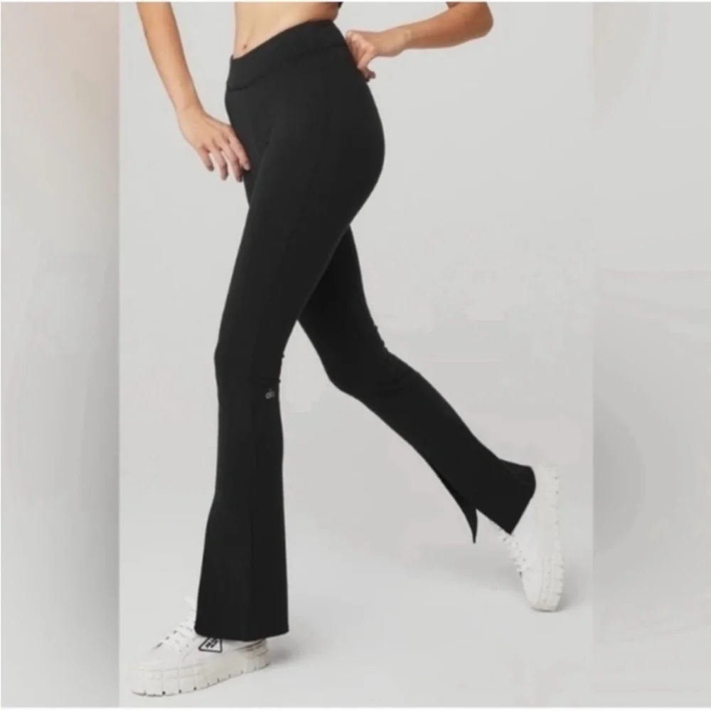 ALO Airbrush High-Waist Flutter Leggings black